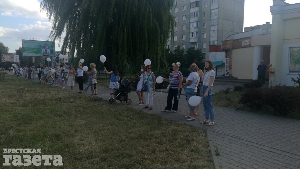 цепь протеста в микрорайоне Ковалево. Брест. 13 августа