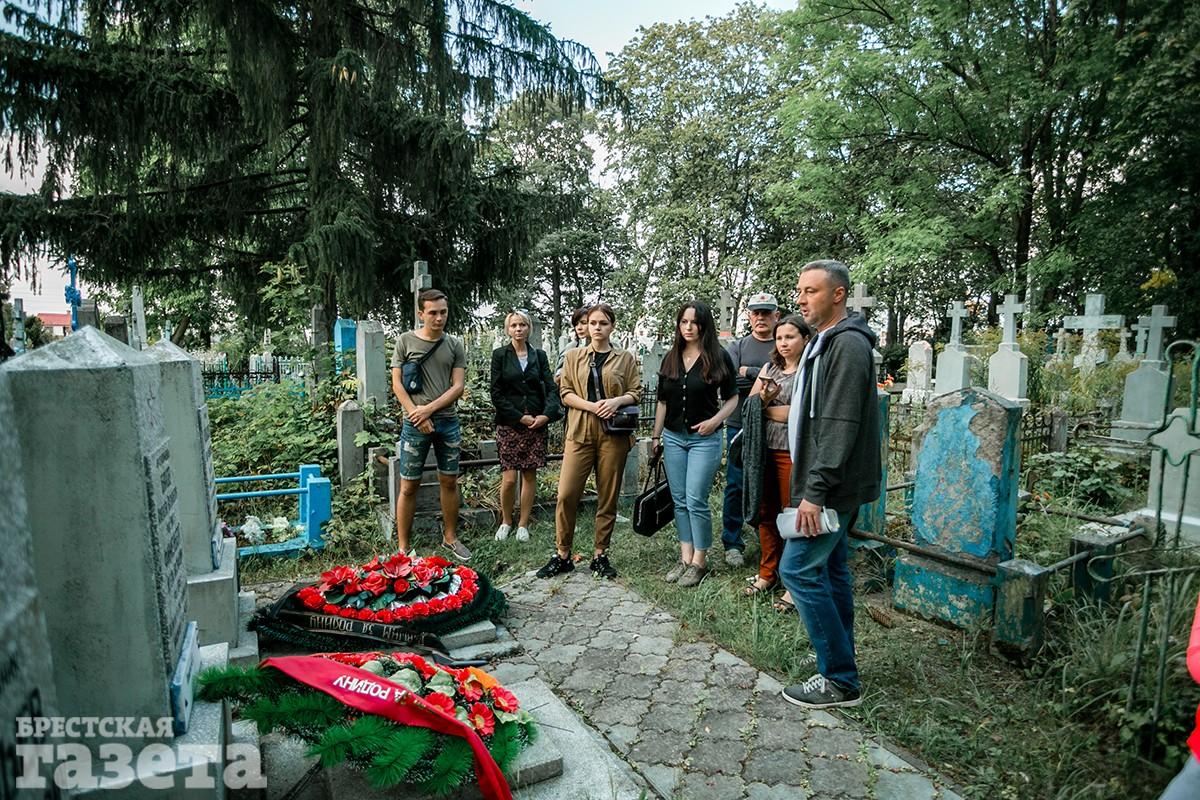 Экскурсия по Тришинскому некрополю в Бресте с краеведом Иваном Чайчицем. Фото: "Брестская газета"
