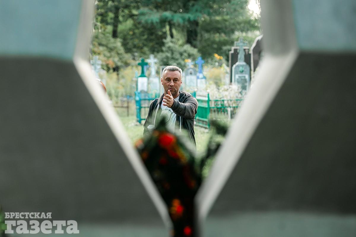 Экскурсия по Тришинскому некрополю в Бресте с краеведом Иваном Чайчицем. Фото: "Брестская газета"