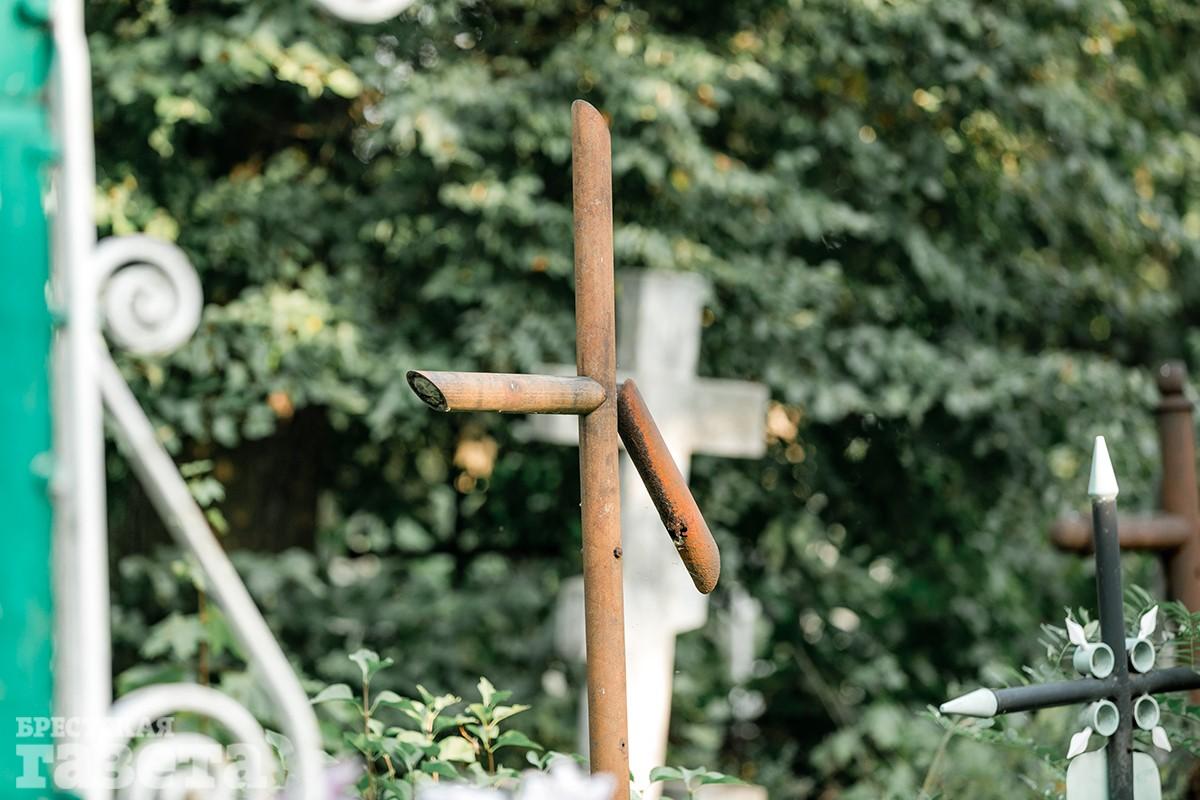 Погнутые кресты на Тришинском кладбище в Бресте. Фото: "Брестская газета"