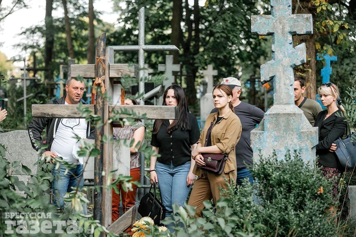 Экскурсия по Тришинскому некрополю в Бресте с краеведом Иваном Чайчицем. Фото: "Брестская газета"