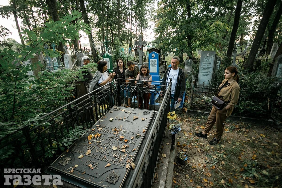 Могила украинского писателя, этнографа, драматурга Алексея Петровича Стороженко на Тришинском кладбище в Бресте. Фото: "Брестская газета"