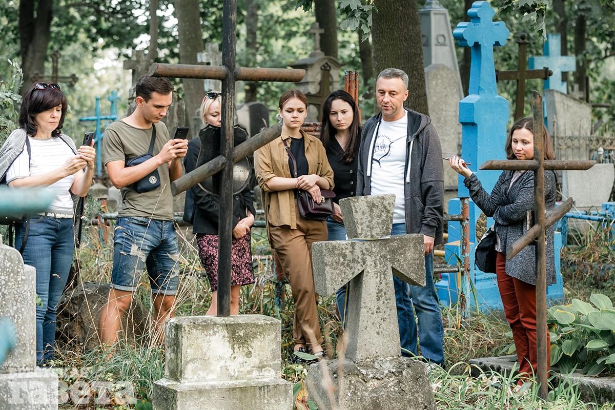 Краевед Иван Чайчиц проводит экскурсию по Тришинскому кладбищу в Бресте. Фото: "Брестская газета"