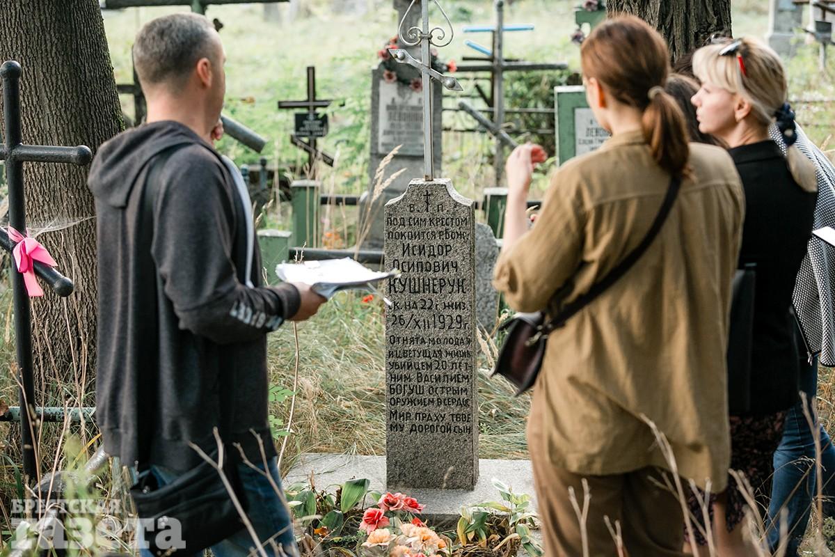 Памятник 22-летнему Исидору Осиповичу Кушнеруку на Тришинском кладбище в Бресте. Фото: "Брестская газета"