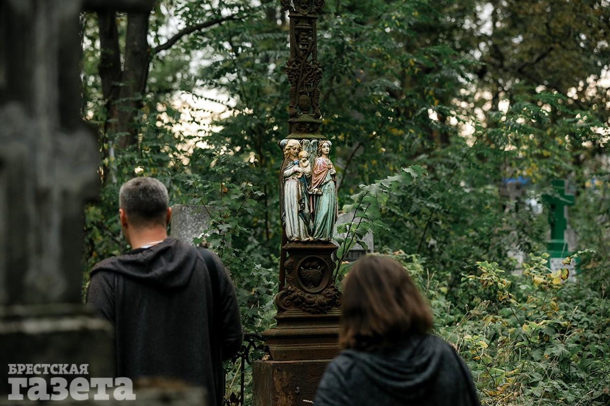 Еще совсем недавно на этом памятнике была табличка, которая гласила, что здесь покоится отставной начальник судоходной дистанции коллежский асессор Илларион Андреевич Тернаво-Боричевский. Фото: "Брестская газета"