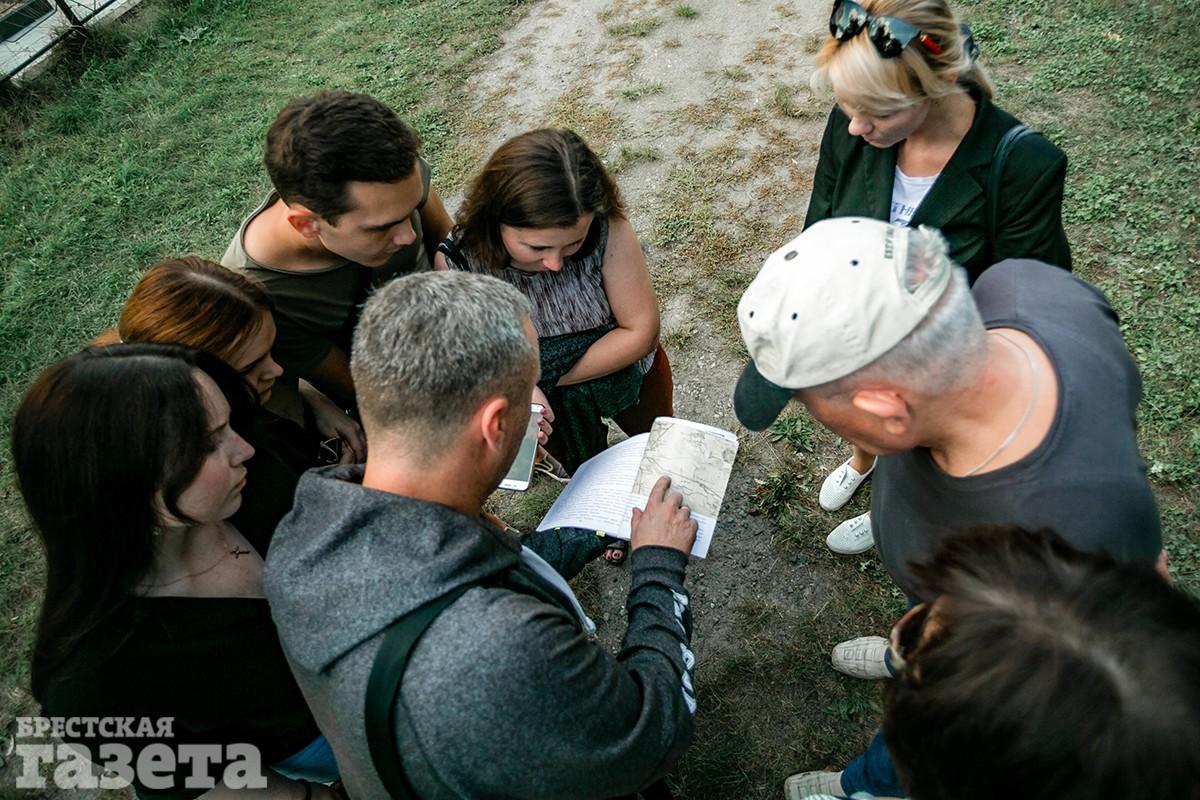 Экскурсия по Тришинскому некрополю в Бресте с краеведом Иваном Чайчицем. Фото: "Брестская газета"