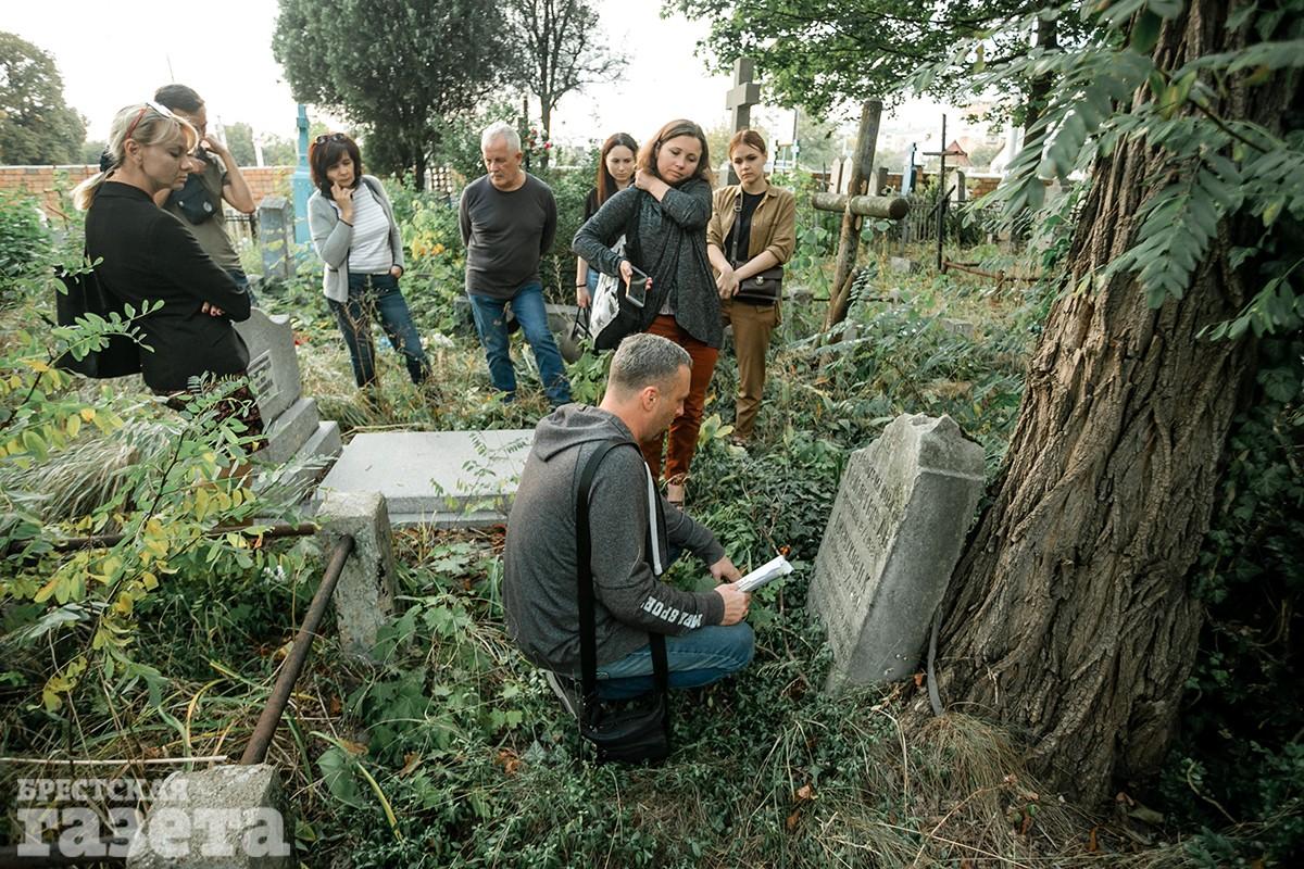 Краевед Иван Чайчиц проводит экскурсию по Тришинскому кладбищу в Бресте. Фото: "Брестская газета"