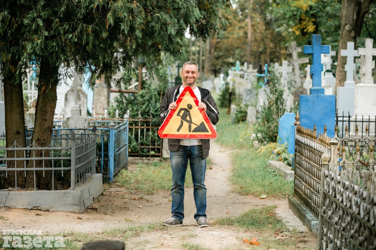 Краевед Иван Чайчиц во время экскурсии по Тришинскому кладбищу в Бресте. Фото: "Брестская газета"