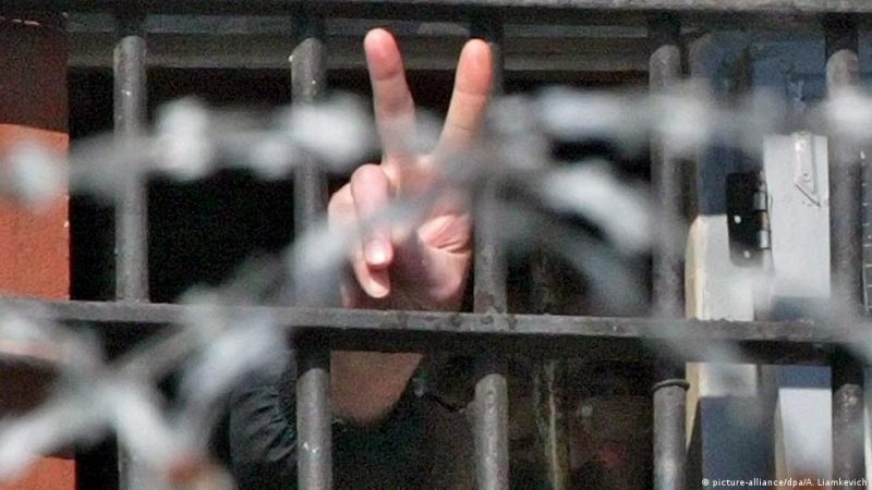 Рука человека за решеткой. Иллюстративное фото dpa.com