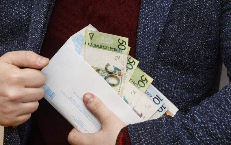 Конверт с деньгами в руках