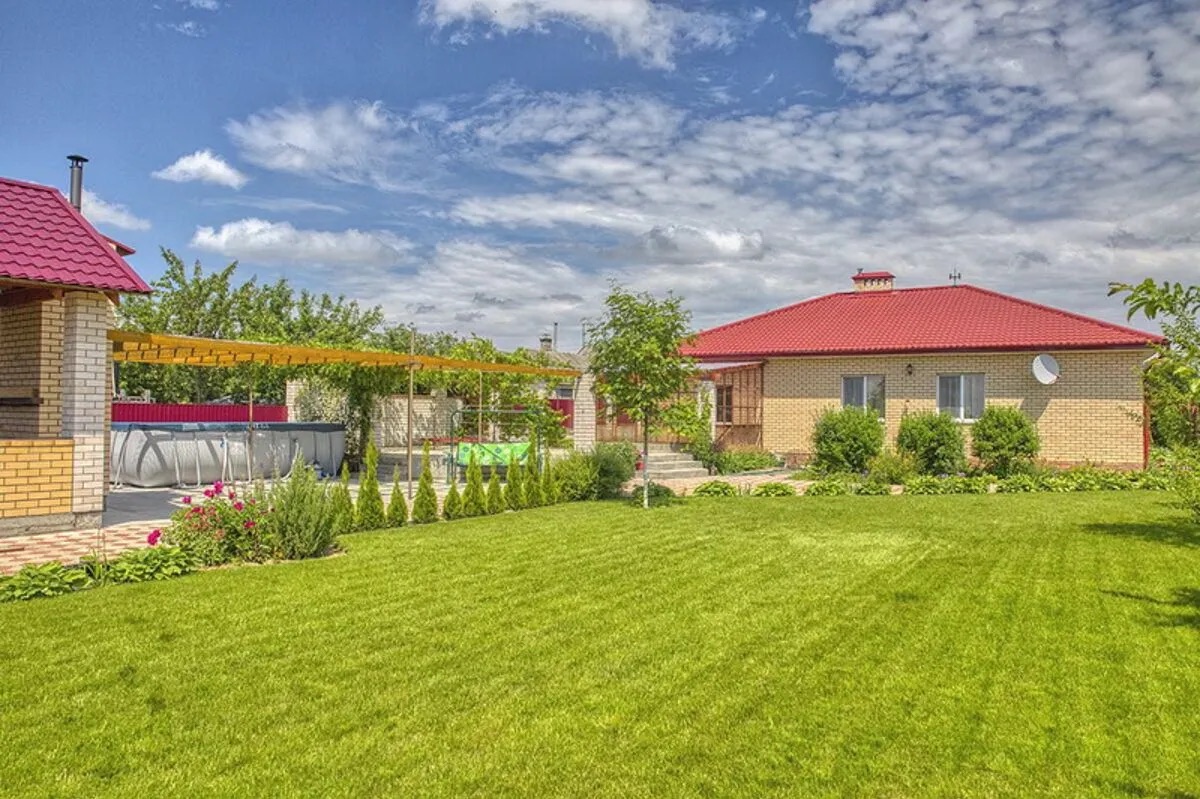 Газон для игр в футбол, волейбол или бадминтон.