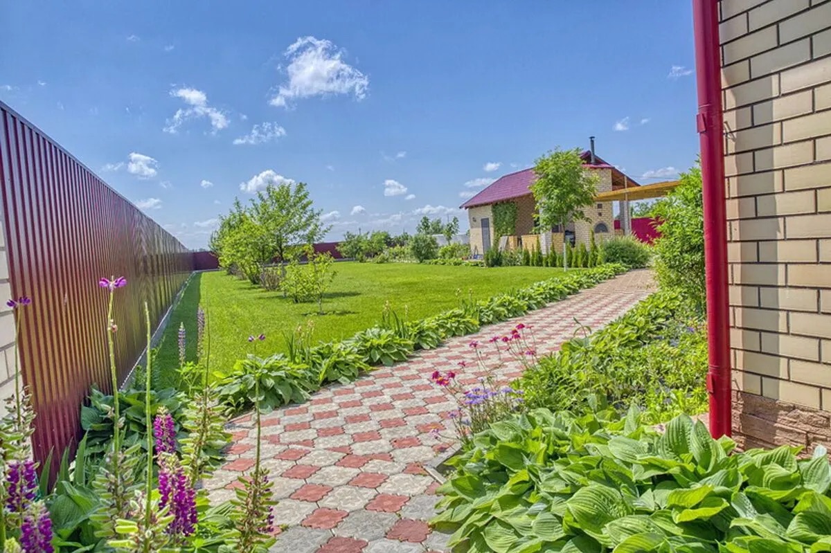 Задний двор с летней кухней.