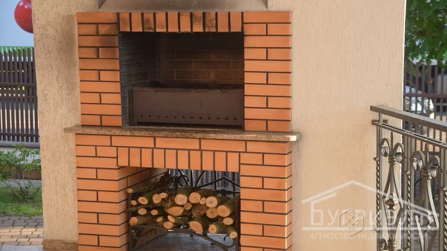 Камин на открытой веранде. Фото: bugrealt.by