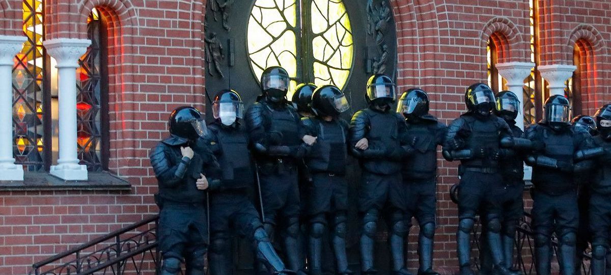 ОМОН блокирует вход в Красный костел во время протестов в Минске, 26 августа 2020 года. Фото: Дмитрий Ловецкий/AP