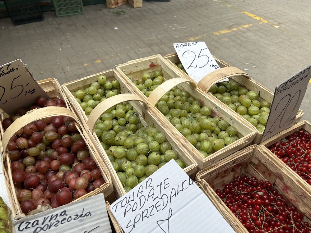 Цены на сезонные ягоды и фрукты на варшавском рынке Hala Mirowska. Фото: BGmedia.