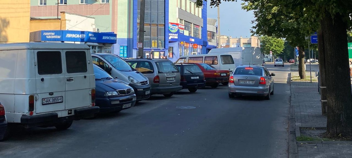 Парковка на улице Карбышева около Брестского центрального рынка