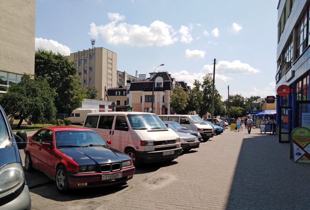 Машины в центре Бреста в июле 2021 года. Архивное фото BGmedia