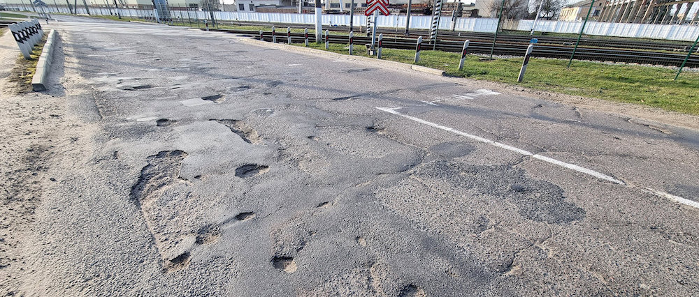 Состояние дороги на улице Скрипникова в марте 2024 года