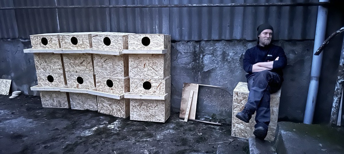 Денис Китель рядом с домиками. Все эти ящики уже установлены в церквях и других зданиях. Фото: «Экодом»