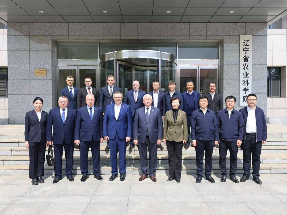 Брестские чиновники во время посещения Ляонинской академии сельскохозяйственных наук. Фото Брестского облисполкома