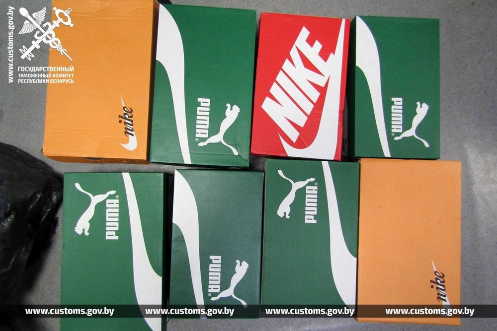 Коробки с обувью, которые изъяли брестские таможенники. Фото: ГТК