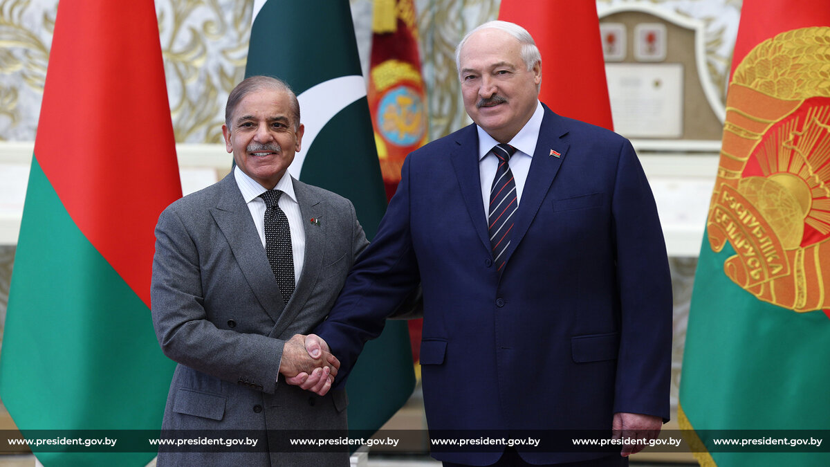 Александр Лукашенко с премьер-министром Пакистана Шахбазом Шарифом. Фото: president.gov.by.