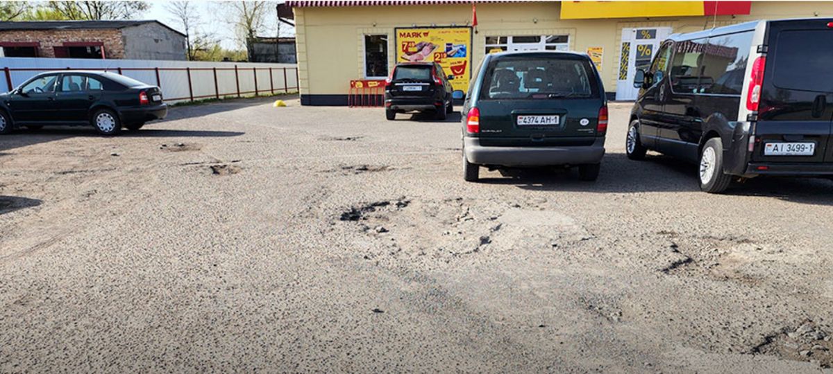 Парковка возле одного из магазинов в Дрогичине