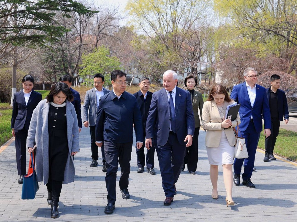 Брестские чиновники во время посещения Ляонинской академии сельскохозяйственных наук. Фото Брестского облисполкома
