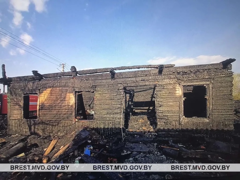 Дом в Барановичах, который спалил 19-летний призывник. Фото: brest.gov.by.