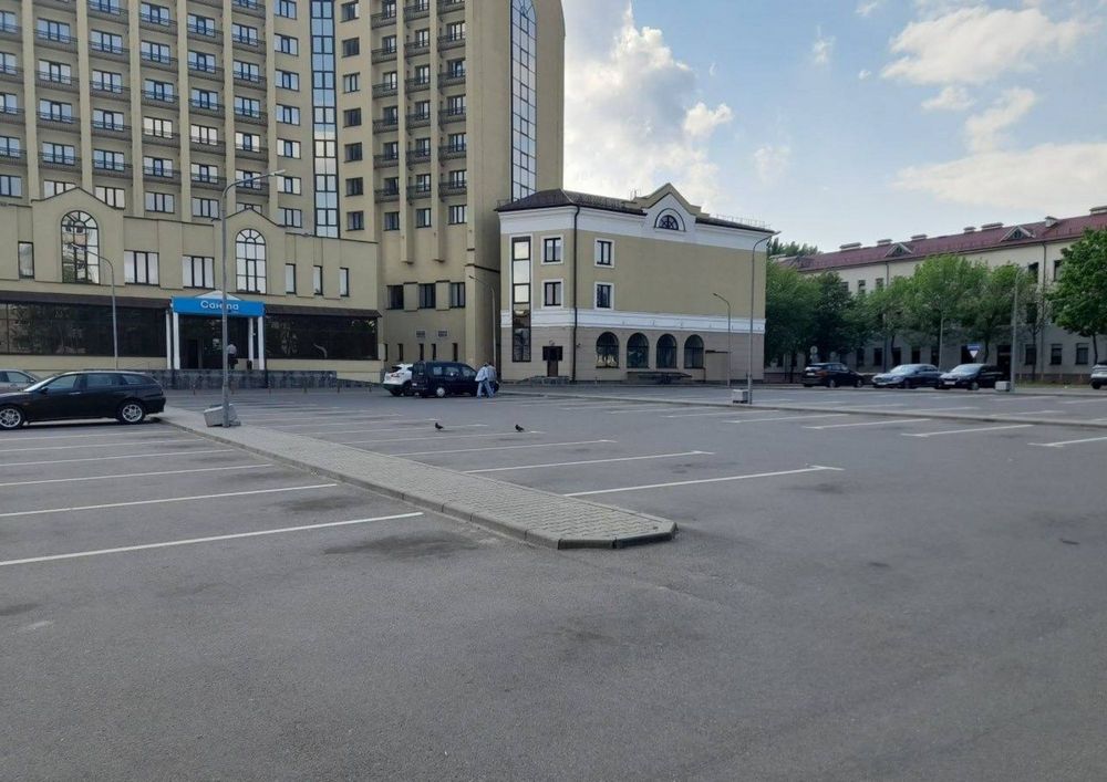 Пустующая платная парковку возле торгового центра «Дидас Персия» в Бресте. 29 мая 2025 года