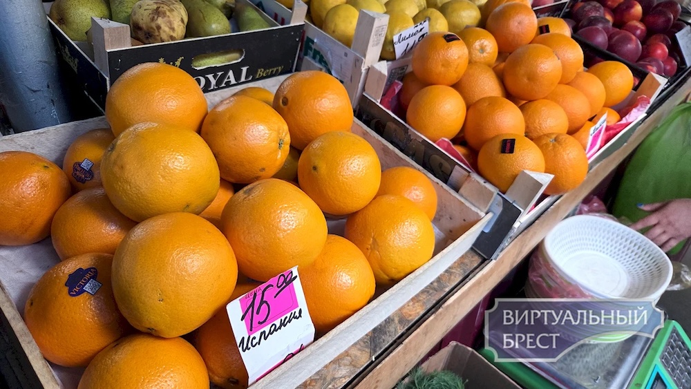 Цены на фрукты на Брестском центральном рынке. Фото: «Виртуальный Брест».