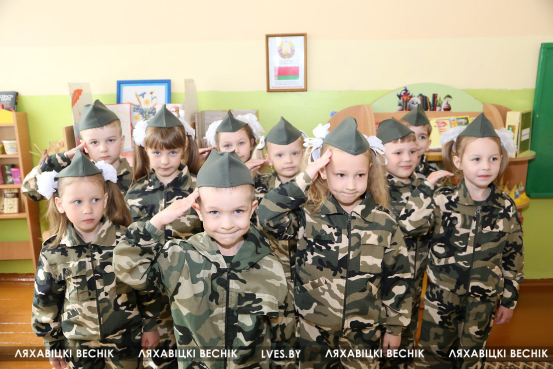 Участники клуба «Юный патриот» на базе детского сада №3 в Ляховичах отдают честь на открытии 5 мая 2025 года. Фото: «Ляхавiцкi веснiк».