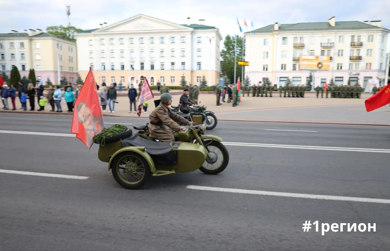 Флаг с портретом Иосифа Сталина на мотоцикле во время репетиции парада ко Дню Победы на площади Ленина в Бресте. Фото: #1регион.