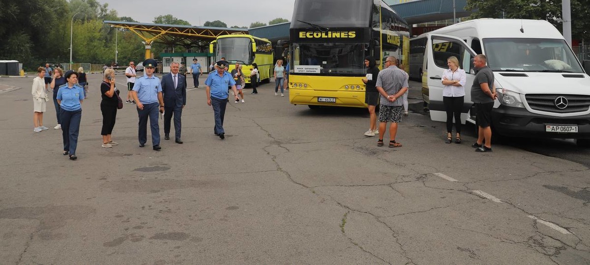 Таможенники и люди в пункте пропуска «Брест» в августе 2024 года. Фото: ГТК