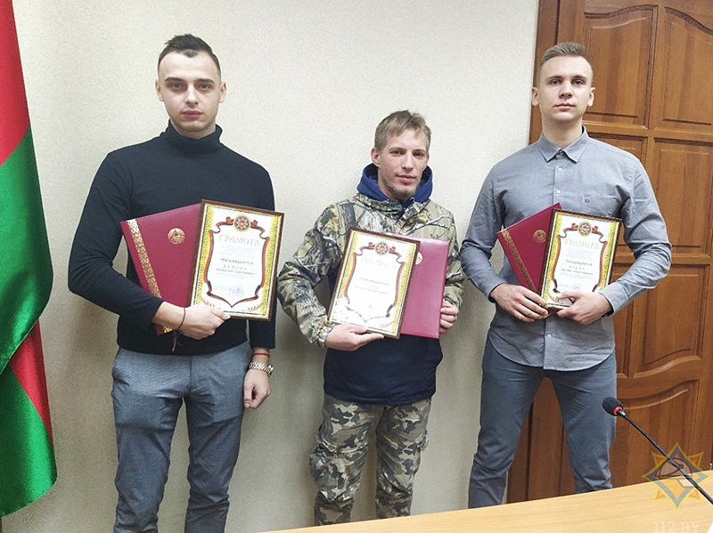 Владислав Губей (в центре) с грамотой. 31 декабря 2020 года. Фото: МЧС