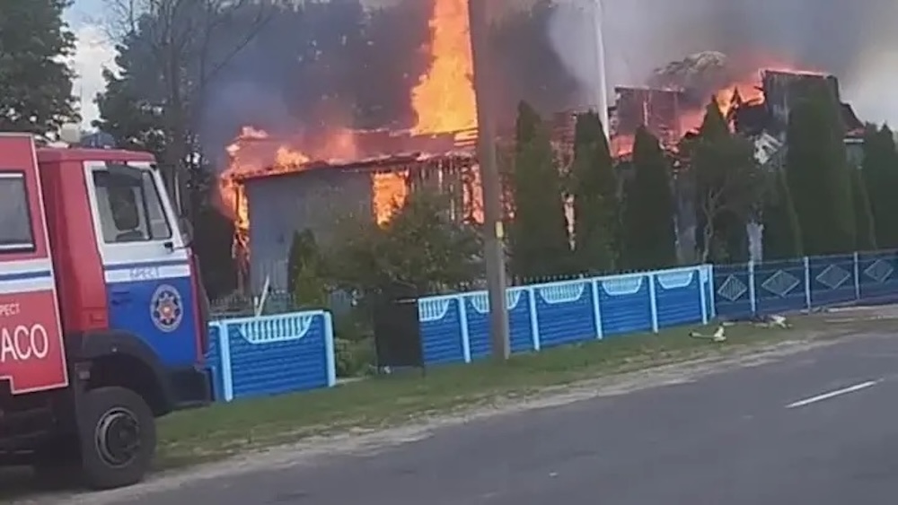 Пожарные тушат огонь, охвативший деревянную церковь святого Архангела Михаила в агрогородке Степанки Жабинковского района. 