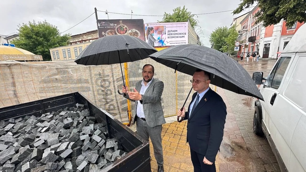 Председатель Бресткого горисполкома Сергей Лободинский в сопровождении главы городского ЖКХ Андрея Гашева инспектировал благоустройство ключевых точек города. Фото: «Любимый Брест».