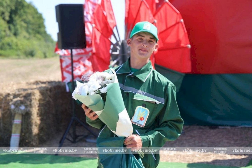 Один из комбайнеров, которому подарили цветы. Фото: «Кобринский вестник»