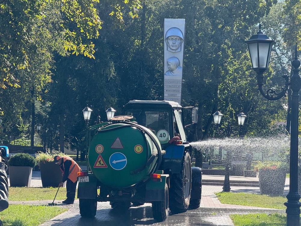 Коммунальщики чистит площадь Свободы в Бресте