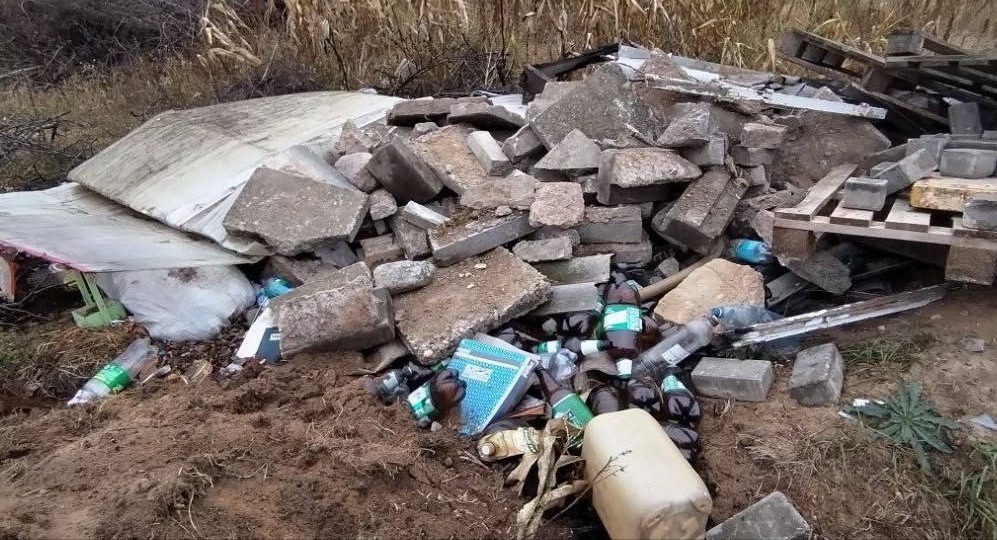 мусорная свалка в песчаной яме