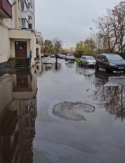 Вялікая лужа ў двары жылога дома, праз якую немагчыма прайсці