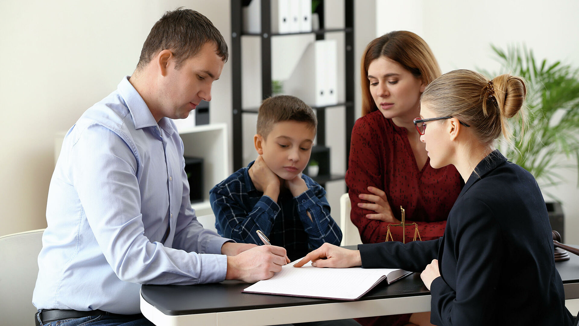 Родители с ребенком и адвокатом решают семейные вопросы. 