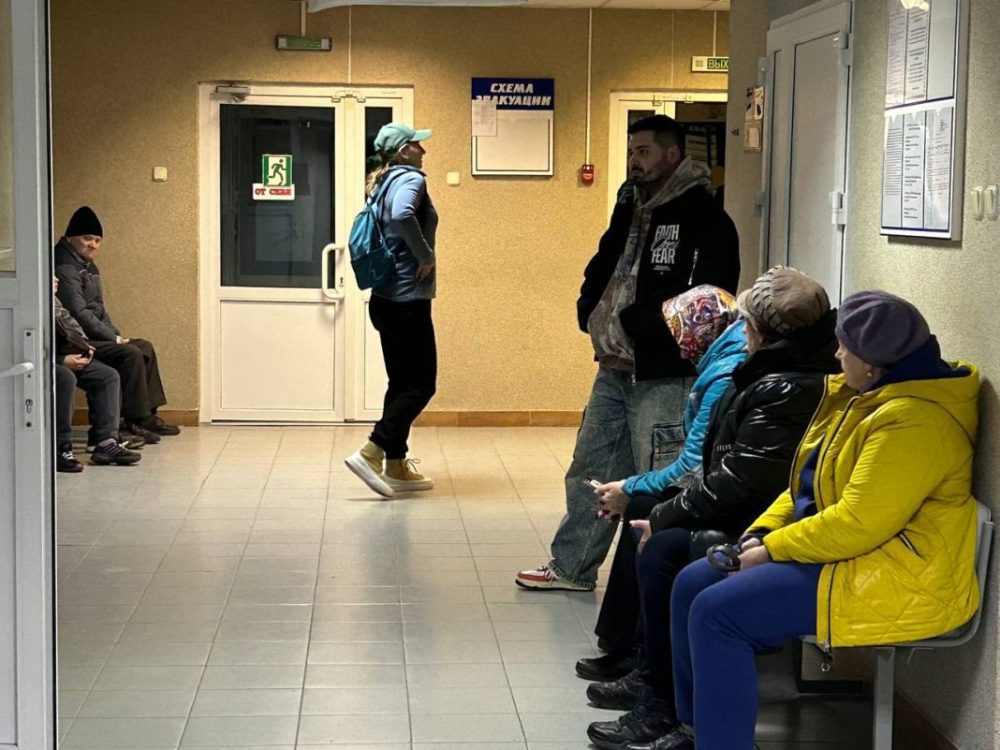 очередь людей в клинике