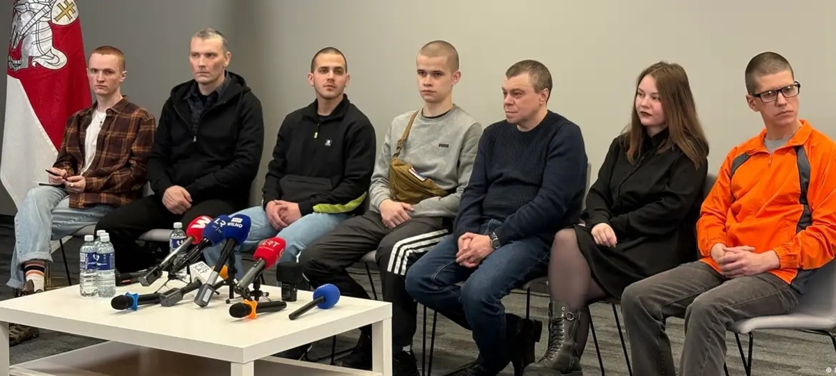 Освобожденные политзаключенные на пресс-конференции 22 декабря 2025 года. Фото: DW