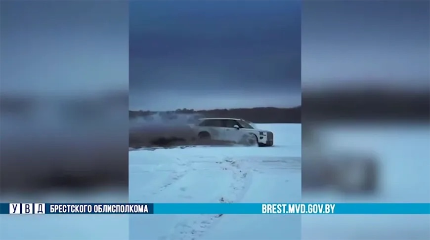 Дрифт на внедорожнике в деревне Страдечь.