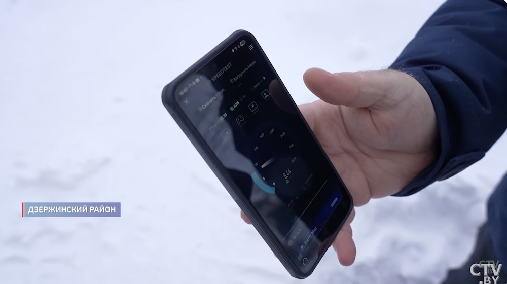 Житель деревни Залесье показывает скорость интернета. 