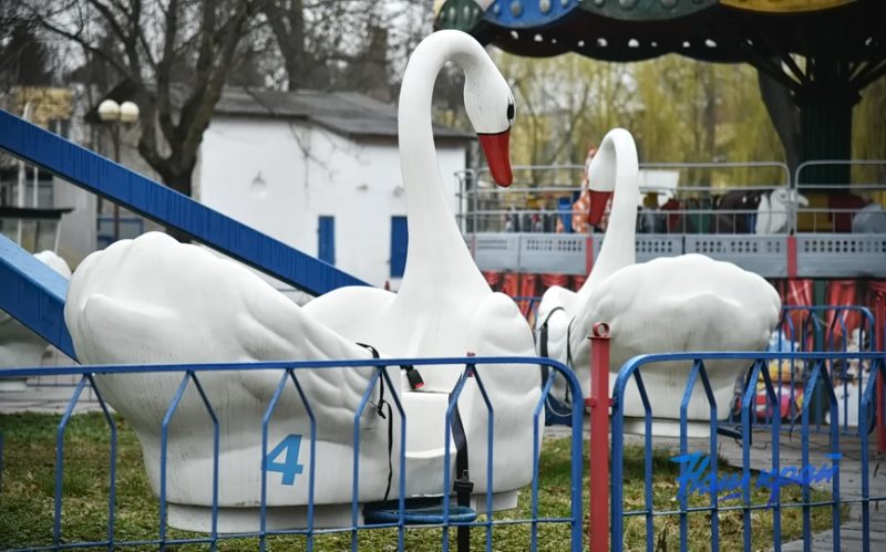 Карусель «Лебеди» в молодом парке Барановичей