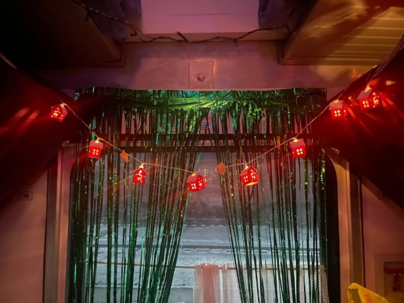 Компания беларусов встречает Новый год в поезде до Бреста. Фото Артема Устинова