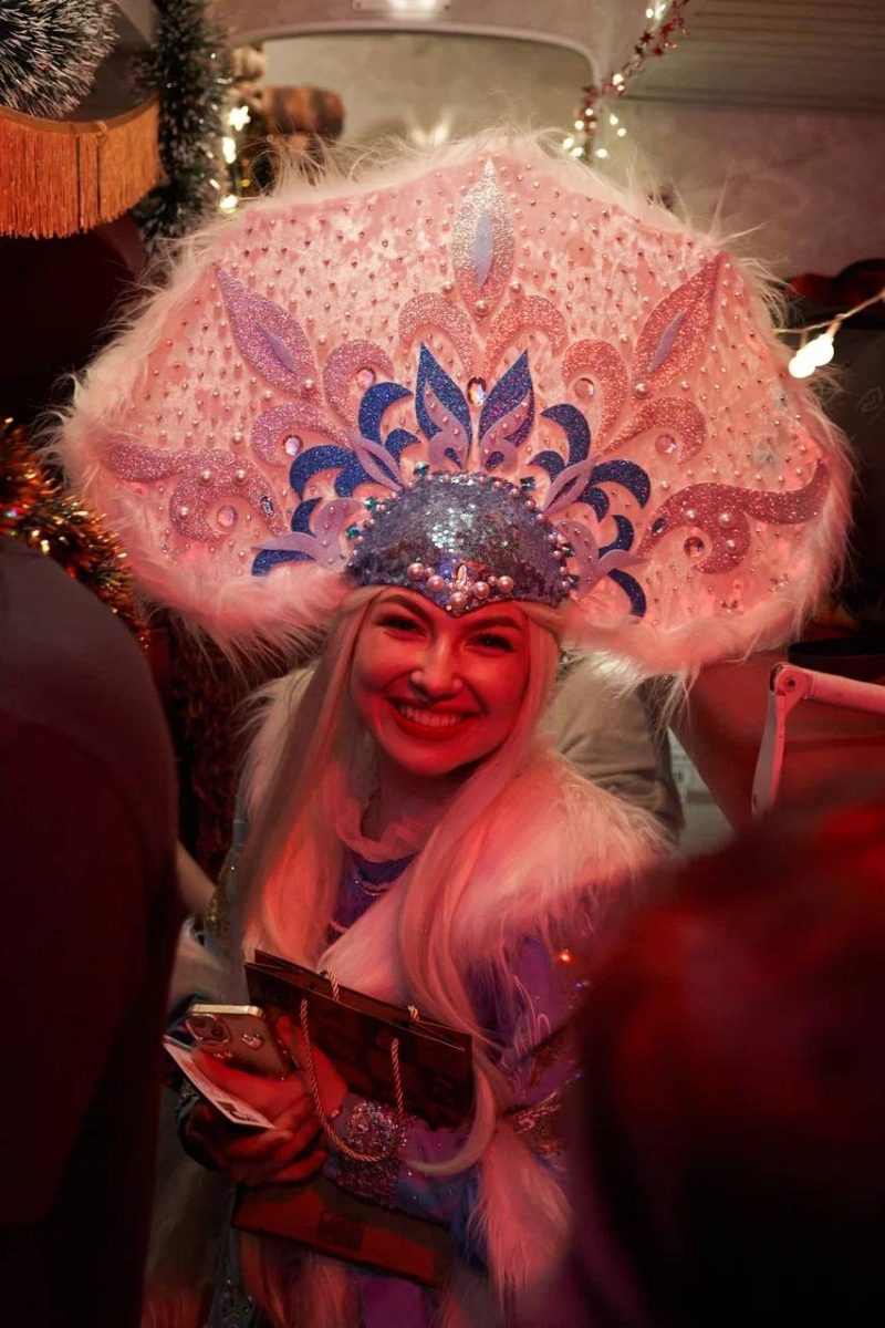 Компания беларусов встречает Новый год в поезде до Бреста. Фото Артема Устинова