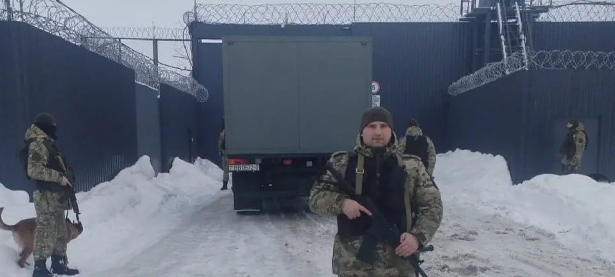 охранники возле тюрьмы